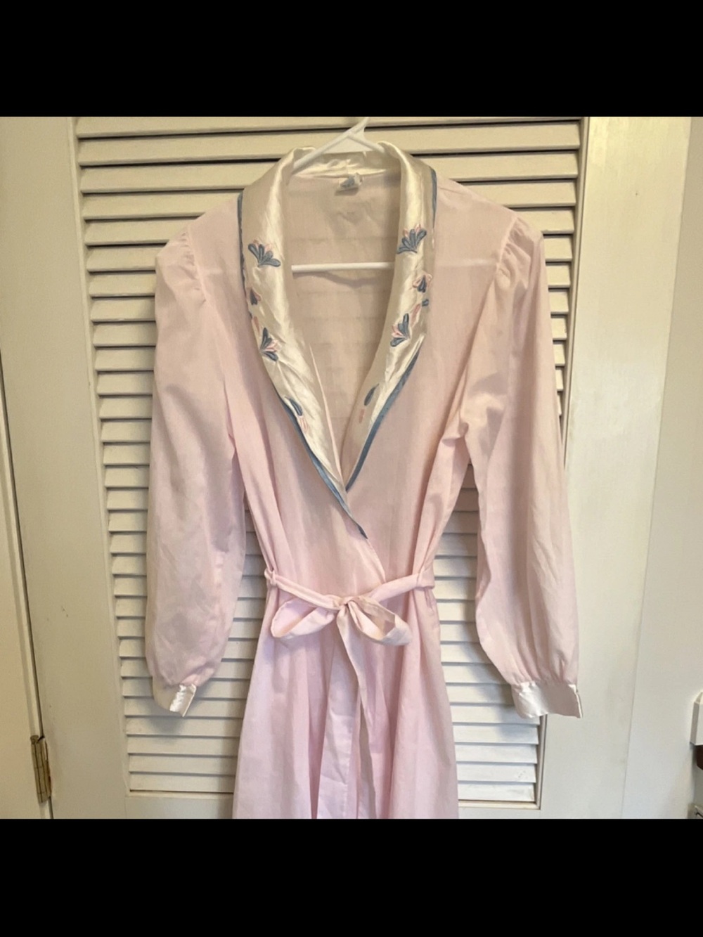 Vintage Light Pink Satin-Trim Embroidered Women's Robe with Waist Tie